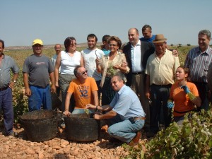 Grupo de vendimiadores con carmen sevilla