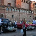 exposicion de coches antiguos en la plaza mayor