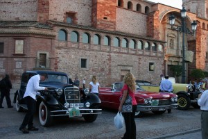 exposicion de coches antiguos en la plaza mayor