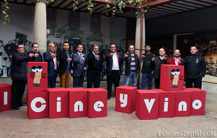 Foto de la inauguración con autoridades y hosteleros